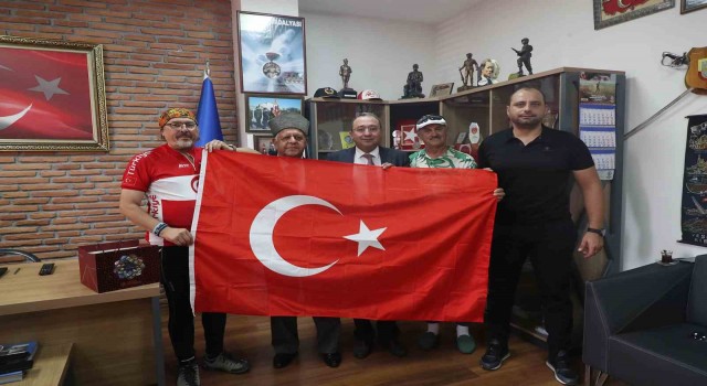 Sakaryada kahraman gaziler unutulmadı: Şanlı Türk Bayrağı hediyesiyle vefa örneği