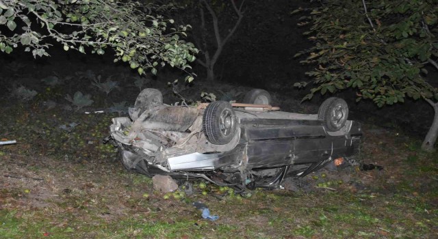 Sakaryada kontrolden çıkan otomobil şarampole yuvarlandı: 2 yaralı