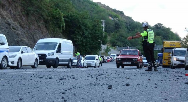 Samsunda taş ocağında patlama: Yola savurulan taşlar araçlara isabet etti, 4 kişi yaralandı
