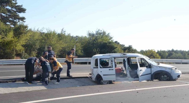 Seyir halinde lastiği patlayan araçta bulunan 4 kişi yaralandı