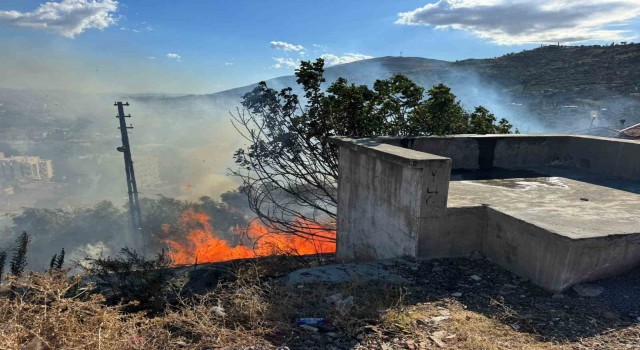 Sökede otluk alanda çıkan yangın ahıra sıçradı