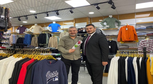 Sorgunda vatandaşlara 10 bin gül dağıtıldı