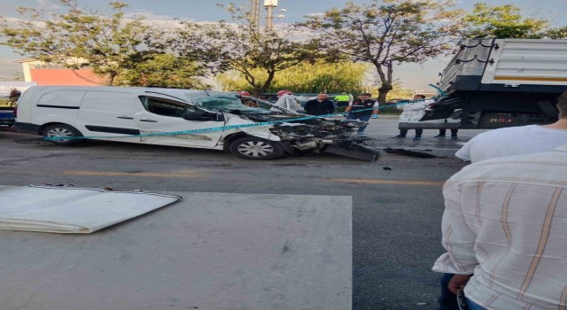 Süratli otomobil park halindeki tıra ok gibi saplandı: 1 ölü