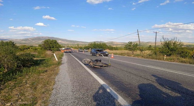 U dönüşü yaparken otomobilin çarptığı motosikletli öldü