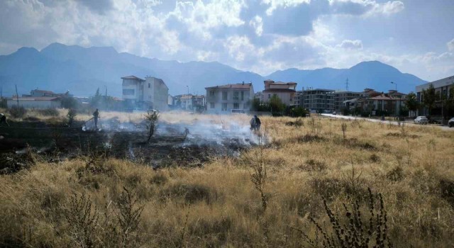 Yerleşim alanlarına yakın noktada çıkan örtü yangını korku yaşattı