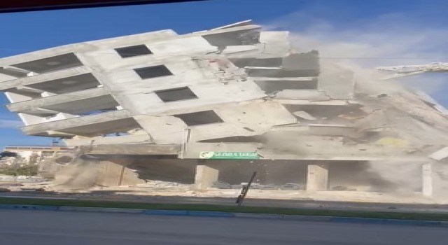 6 katlı bina, iş makinesinin dokunuşuyla yerle bir oldu