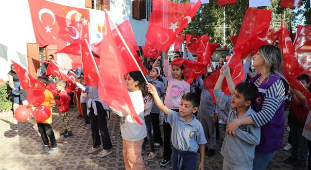 Adana’da Çocuklar 29 Ekim Coşkusunu Yaşadı