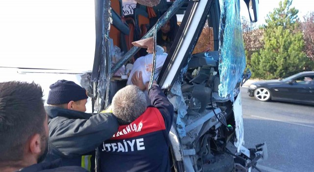 Afyonkarahisarda yolcu otobüsü kamyona çarptı: 20 yaralı