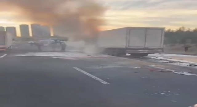 Ankara Çevre Yolunda kaza yapan tır alev aldı