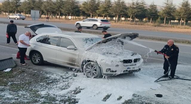 Ankarada lüks otomobil yandı