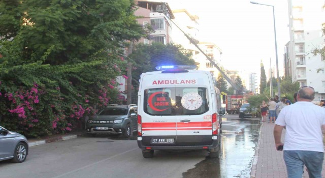 Antalyada dubleks dairenin terası alev alev yandı, mahalleli sokağa döküldü
