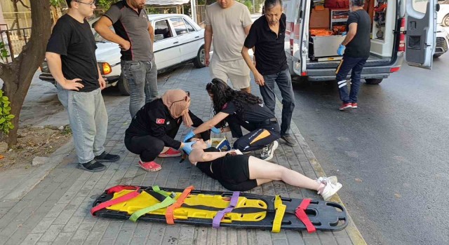 Antalyada motosiklet kaldırıma çarparak devrildi, genç kız yaralandı