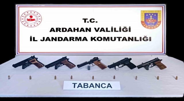 Ardahanda otomobilde 5 adet ruhsatsız tabanca ele geçirildi