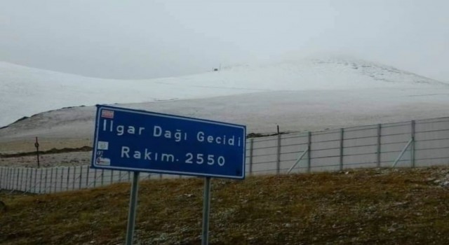 Ardahanın yüksek kesimleri beyaza büründü