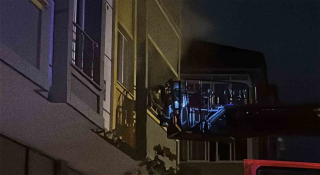 Arnavutköyde elektrik panosundan çıkan yangın paniğe neden oldu