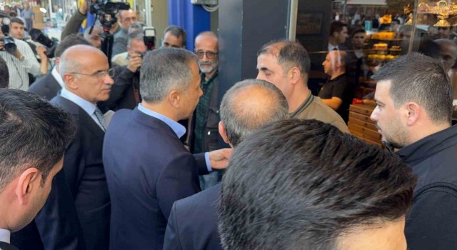 Bakan Yerlikaya, depremin vurduğu Malatyada esnaf ile bir araya geldi