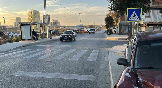 Başakşehirde yarış yapan otomobil sürücüsü, işçilerin oturduğu araziye uçtu: 4 yaralı