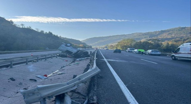 Bilecikte kontrolden çıkan otomobil orta refüje çarparak takla attı