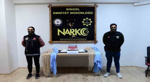 Bingölde kargo poşetinin içindeki perdeye zulalanmış vaziyette uyuşturucu ele geçirildi