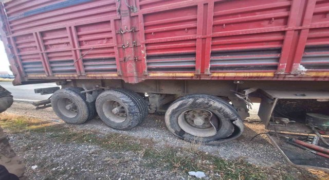 Bitliste kamyonet tırla çarpıştı: 2 yaralı