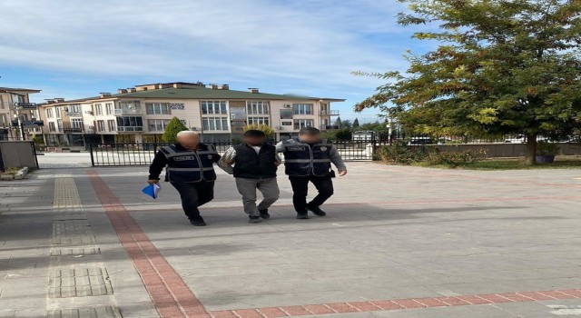Burdurda anahtarı üzerinde unutulan park halindeki aracı çalan şüpheli tutuklandı