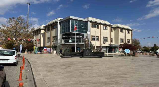 Büyükkarıştıran Belediyesinin arsa satışına vatandaşlardan tepki