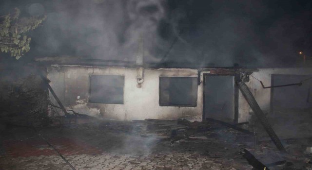 Çanakkalede muhtara ait ev alevlere teslim oldu