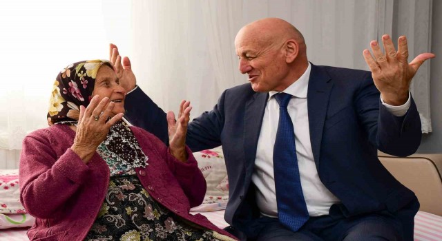 Cumhuriyetin tarihine tanıklık eden çınarlara Türk bayrağı hediyesi