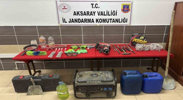 Defineciler kazı yaparken jandarmaya yakalandı