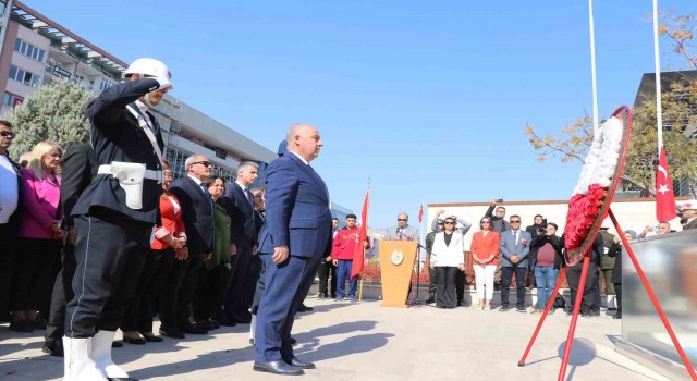Denizlide Cumhuriyet Bayramı kutlamaları çelenk töreniyle başladı