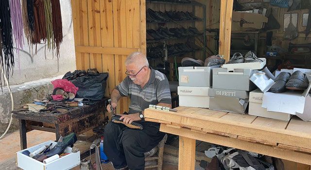 Depremde İşyeri Yıkılan Usta Mesleğine 3 Metrekarelik Kulübede Devam Ediyor