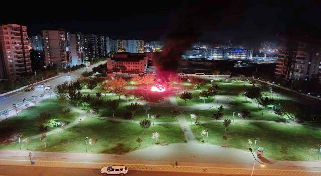 Diyarbakırda çocuk oyun parkı alevlere teslim oldu