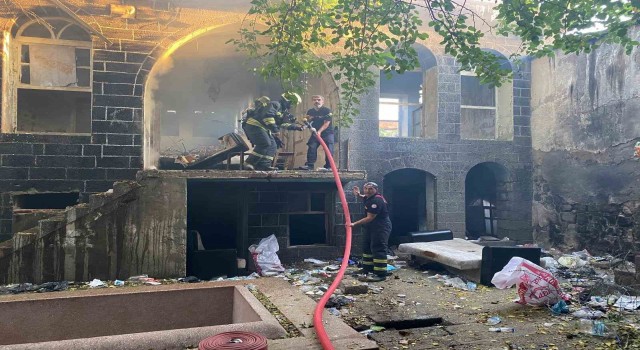 Diyarbakırda yangın, tarihi yapı zarar gördü