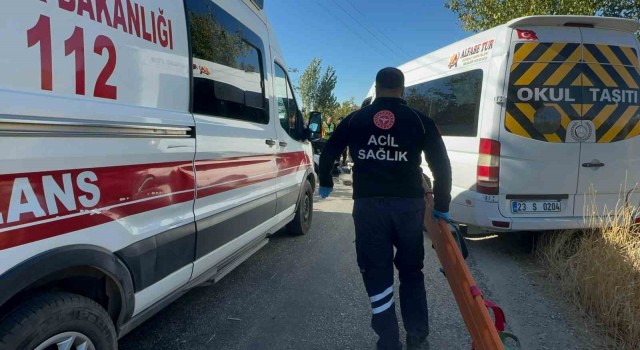 Elazığda otomobil ile öğrenci servisi çarpıştı: 2si ağır 4 yaralı