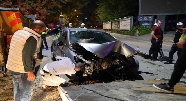 Elazığda otomobil sinyalizasyon direğine çarptı: 3 yaralı
