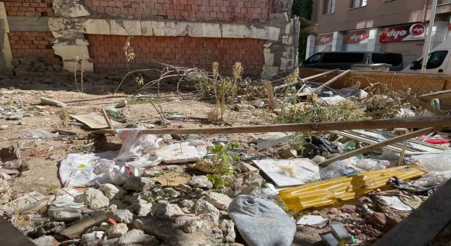 Eskişehirde boş araziye atılan çöplere tepki