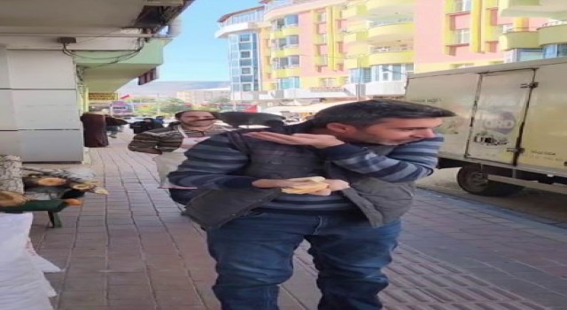 Evcil karga ekmeğinin peşinde: Karnını doyurduktan sonra öpücük atıp gidiyor