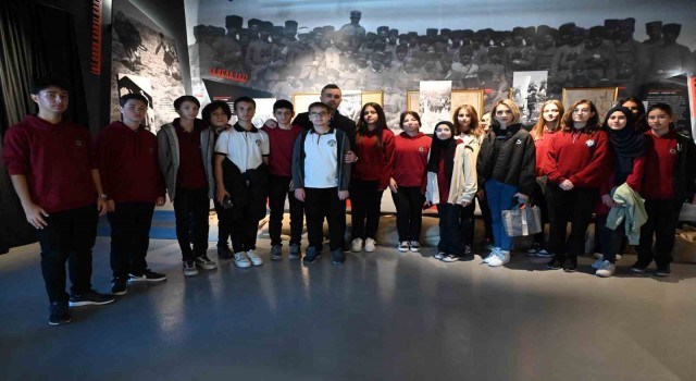 Fen Lisesi öğrencilerinden Anı Evine uçurtmalı ziyaret
