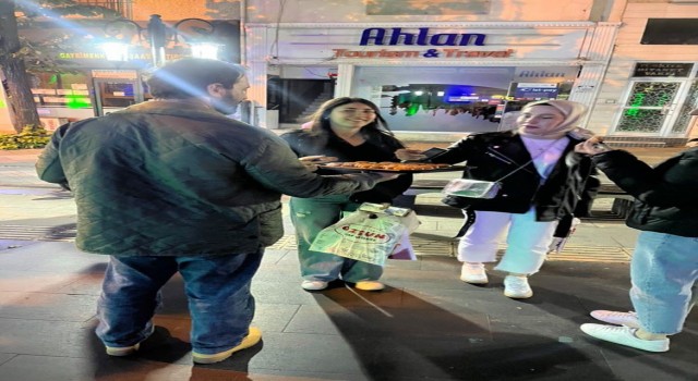 FETÖ elebaşı Gülenin ölümü nedeniyle sokaklarda tatlı dağıttı