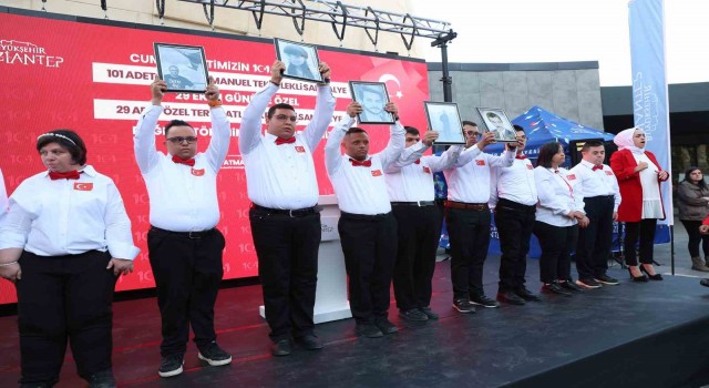 Gaziantepte down sendromlu bireyler TUSAŞ şehitlerini andı, duygu dolu anlar yaşandı