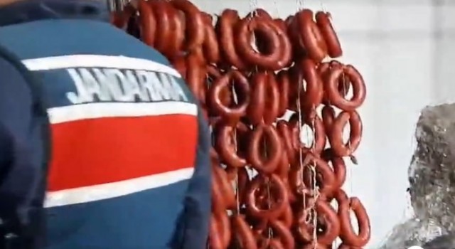 Gıda sahtekarlarına yönelik operasyon: 75 TLye sucuk yapan şahıs yakalandı