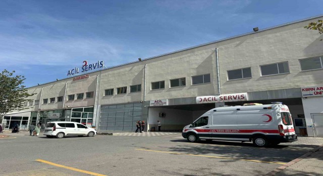 Hafif ticari araç ile motosiklet çarpıştı: 1 ölü, 2 yaralı