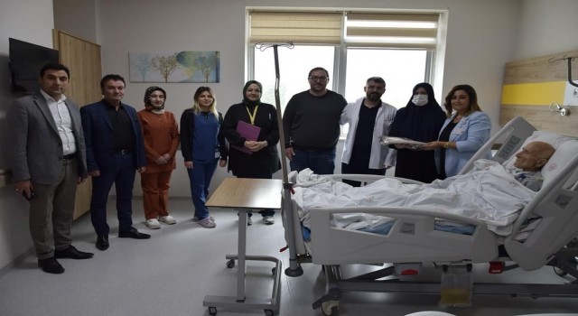 Hastanede tedavi gören yaşlılar Yaşlılar Gününde utulmadı
