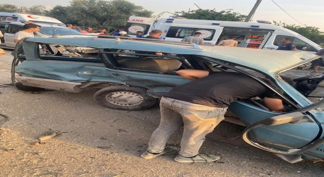 Hatayda 3 otomobilin karıştığı kazada 5 kişi yaralandı