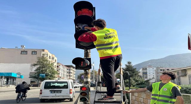 İlçede Trafik Işık ve Levhalarında Temizlik Çalışması Yapıldı