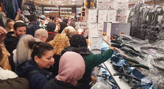 İndirimli ürünleri almak için birbirlerini ezdiler