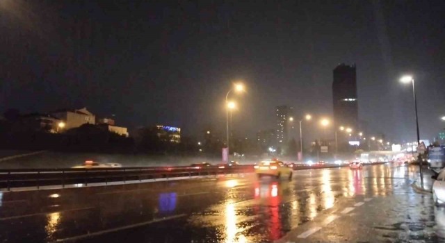 İstanbul Anadolu Yakasında sağanak yağış etkili oluyor
