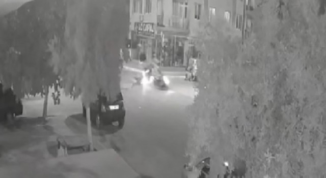 İzmirde 17 yaşındaki motosiklet sürücüsünün ölüm anı kamerada