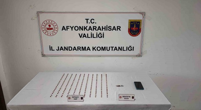 İzmirden getirdiği uyuşturucu hapları satamadan yakalandı