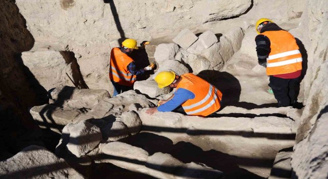 Kapadokyada trafiğe kapatılan yolun altından toplu mezar çıktı